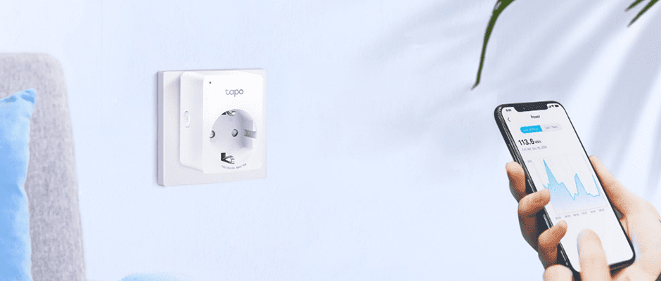 Πρίζα Tp-Link tapo 110 τοποθετημένη σε τοίχο και κινητό τηλέφωνο που ελέγχει την πρίζα από την εφαρμογή.