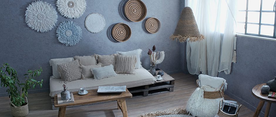 Εσωτερικό χώρου με Boho διακόσμηση σε φυσικά sustainable υλικά.