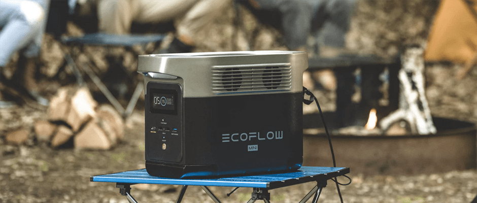 Ο σταθμός παραγωγής ενέργειας DELTA mini της EcoFlow σε εξωτερικό χώρο.