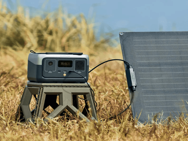Ο σταθμός παραγωγής ενέργειας DELTA mini της EcoFlow σε εξωτερικό χώρο