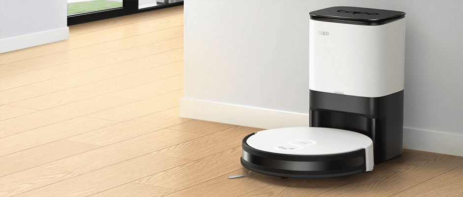Σκούπα ρομπότ TP-Link RV30 τοποθετημένη στην έξυπνη βάση αυτόματου αδειάσματος